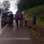 Un motociclista perdió el control en pleno acceso de la ruta, despistó hacia la banquina y terminó herido