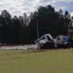 Un camión que transportaba yerba mate perdió el control y volcó en Dos de Mayo