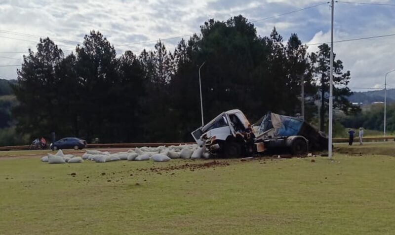 camión yerba Dos de Mayo Ruta Nacional 14 Mercedes Benz Comisaría Primera vuelco Misiones