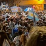 Dictan una inédita restricción para la joven que atacó a un policía en los festejos del Mundial