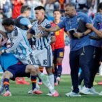 La FIFA investiga a la Selección argentina tras los incidentes en la final ante España y la protesta británica