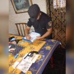Acusó a su cuidadora de robarle toda la jubilación, pero la Policía encontró los billetes tras un mueble de su casa