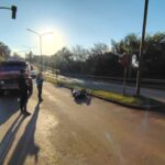 Un motociclista chocó contra un camión parado en un semáforo y quedó grave en Oberá