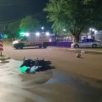 Dos jóvenes derraparon en una moto de 110 cc y terminaron hospitalizados en la capital