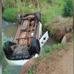 Una camioneta cayó a un barranco tras un impactante despiste en Jardín América