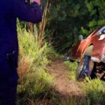 Una camioneta despistó en plena madrugada, quedó tirada en la banquina y su conductor desapareció de la escena