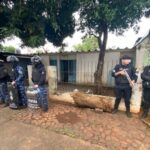 Allanaron una vivienda en la Chacra 128, detuvieron a un acusado de múltiples robos y demoraron a tres hombres
