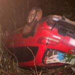 Espectacular despiste y vuelco vehicular sin consecuencias de gravedad en la zona costera