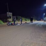 Un motociclista manejaba con 2.26 de alcohol, se dio contra un auto y sufrió una grave fractura