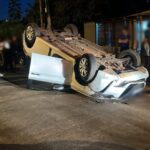 Un automóvil volcó en plena avenida tras colisionar contra un rodado estacionado en Posadas