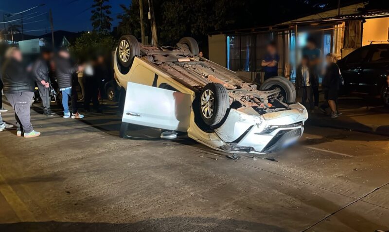 automóvil volcó Posadas avenida Aguado Peugeot 208