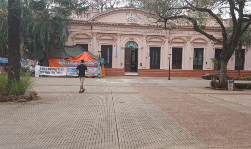 acampe policial Posadas Casa de Gobierno
