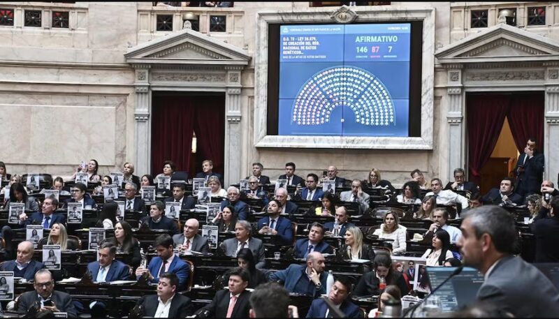 La Cámara de Diputados aprobó este miércoles la media sanción para la reforma de la Carta Orgánica del BCRA y el proyecto de Inocencia Fiscal II, dos iniciativas centrales del programa económico del Gobierno nacional. Además, convirtió en ley el acuerdo de libre comercio entre el Mercosur y Singapur. Con el respaldo clave de los bloques aliados, el oficialismo logró este miércoles la media sanción para dos de sus proyectos más relevantes en materia económica: la reforma de la Carta Orgánica del Banco Central y el proyecto de Inocencia Fiscal II. En la misma sesión, la Cámara de Diputados también convirtió en ley el acuerdo de libre comercio entre el Mercosur y Singapur. Los cambios que propone la reforma del Banco Central La modificación a la Carta Orgánica del BCRA establece la prohibición de financiar al Tesoro nacional y fija como única meta institucional la preservación del valor de la moneda, un cambio que el Gobierno considera central dentro de su programa económico y que había sido impulsado personalmente por el presidente Javier Milei en las últimas semanas, con una fuerte campaña de difusión que incluyó una cadena nacional. Inocencia Fiscal II: cambios en Ganancias y blanqueo de ahorros En paralelo, se aprobó también el proyecto de Inocencia Fiscal II, que amplía el régimen simplificado de Ganancias y busca facilitar la formalización de ahorros no declarados, con el objetivo declarado de dar mayores garantías a los contribuyentes dentro del sistema tributario. La votación de esta iniciativa se resolvió por 139 votos a favor, 110 en contra y 2 abstenciones. El oficialismo contó con el respaldo de sus aliados habituales, entre ellos sectores del PRO, la UCR y distintos bloques provinciales, mientras que el peronismo, la izquierda y otros sectores de la oposición votaron en contra. Con esta media sanción, el proyecto pasará ahora al Senado, donde el Gobierno deberá reunir los votos necesarios para convertirlo en ley. El acuerdo con Singapur, ya convertido en ley En la misma sesión, la Cámara de Diputados aprobó por 234 votos afirmativos, 4 negativos y ninguna abstención el Acuerdo de Libre Comercio entre el Mercosur y Singapur. Como la iniciativa ya contaba con media sanción del Senado, con esta votación en la Cámara baja completó su trámite parlamentario y quedó convertida en ley. El debate legislativo continúa La sesión de este miércoles se enmarcó en una jornada considerada clave por el Gobierno nacional, que además del Banco Central, Inocencia Fiscal II y el acuerdo con Singapur, buscaba avanzar con otras iniciativas de carácter económico incluidas en el mismo temario. El debate por el resto de los proyectos continúa en el recinto.