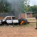 GARUPÁ: Fuego consumió por completo un vehículo en el barrio Santa Clara