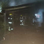 Una mujer murió durante un incendio en Jardín América y demoraron a su pareja