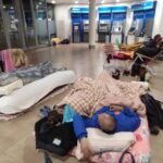 Docentes duermen en colchones dentro de un banco de Eldorado en el marco de la protesta del MPL