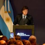Milei redobló la defensa de su gestión ante empresarios en Rosario y volvió a cruzar al kirchnerismo