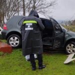 ALEM: Perdió el control en la rotonda de acceso y se llevó puesto el cartel identificatorio de la ciudad