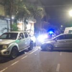 Posadas: Perdió el control de su auto e impactó de lleno contra una camioneta de la Policía que estaba estacionada