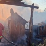 Un niño jugaba con alcohol y un encendedor y provocó un voraz incendio