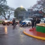 ALEM: Impacto en plena avenida San Martín dejó a una motociclista herida frente a la fuente de agua