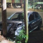 POSADAS: Conductor ebrio perdió el control de su Peugeot 206 y terminó incrustado contra un poste
