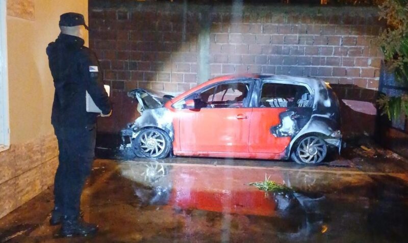 incendio auto Eldorado barrio Los Lapachos Volkswagen Up