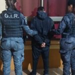 Entraron a robar de madrugada a los puestos del Mercado Central pero el dueño los vio en vivo desde su casa
